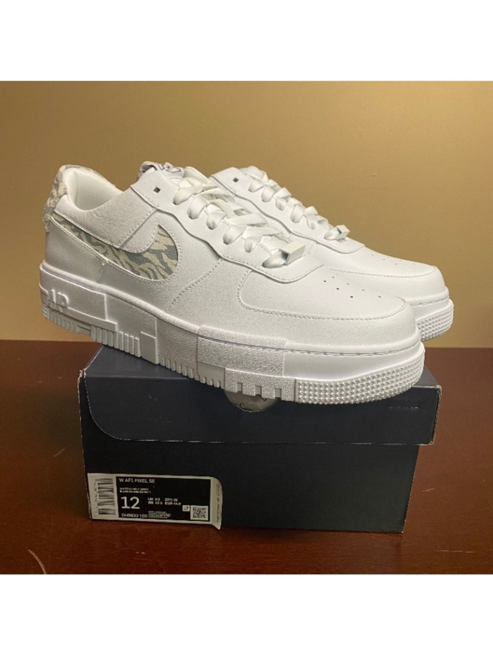 Nike Womens White Air Force 1 Pixel SE DH9632-100 Lace Up Sneaker Shoes Size 12